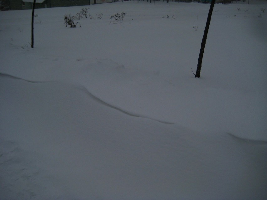 Wąwóz śniegowy przed wyjściem z bloku. Fot. J.Kowalczyk