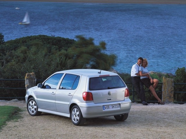 Volkswagen Polo 3

Trzecia wersja tego popularnego modelu doczekała się nawet tytułu europejskiego samochodu roku. Samochód został zaprojektowany na bazie Seata Ibizy. Nowością było pięciodrzwiowe nadwozie, które później doczekało się wersji sedan oraz kombi.