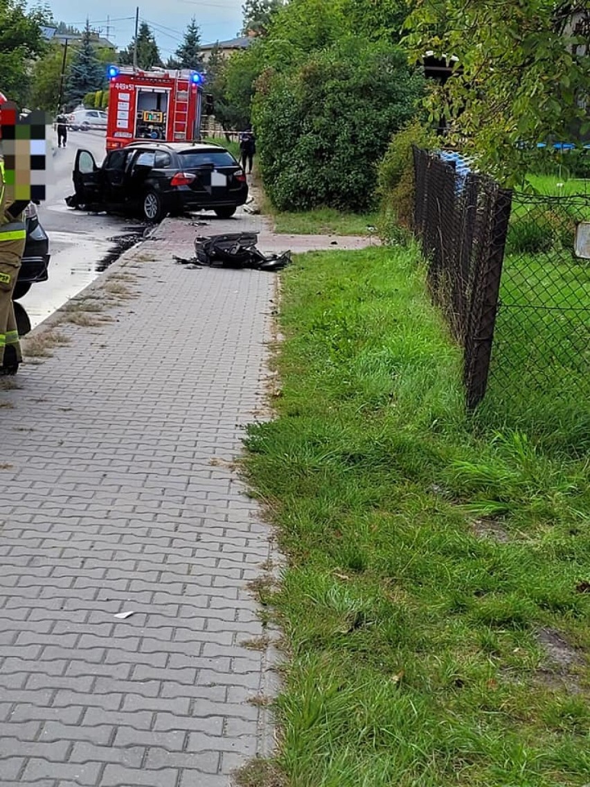 Wypadek w Dąbrowie Górniczej na al. Zwycięstwa. Czołewe zderzenie samochodów, cztery osoby trafiły do szpitala