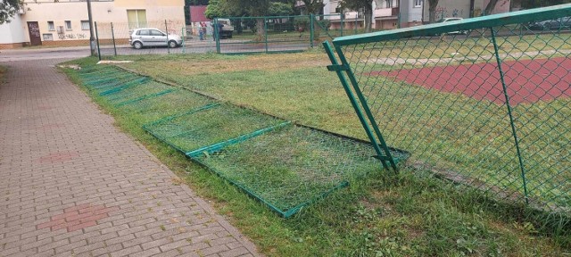 Zniszczone ogrodzenie w SP nr 2 przy ul. Żytniej