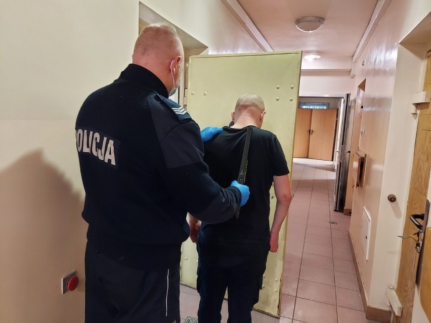 Pirat drogowy na S8. Kradzionym samochodem uciekał przed policją. ZDJĘCIA