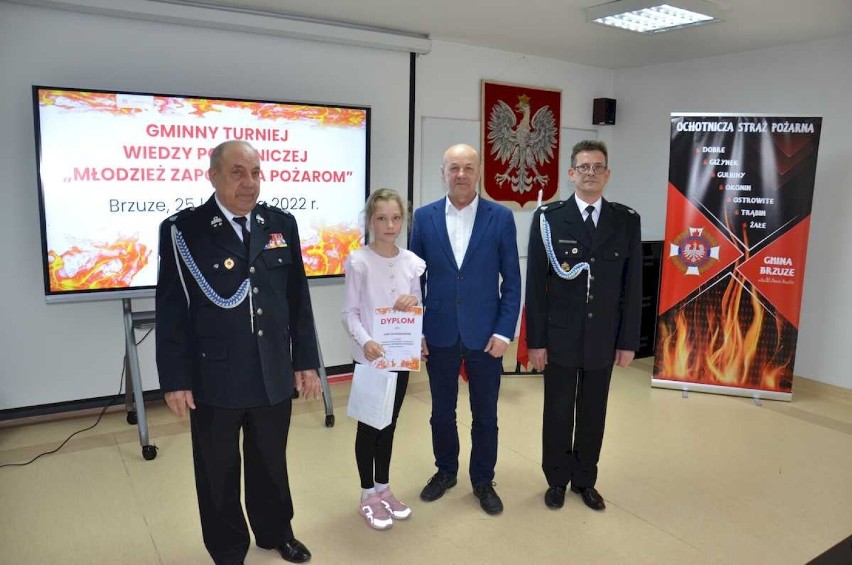 Oto laureaci turnieju wiedzy pożarniczej w gminie Brzuze [zdjęcia]