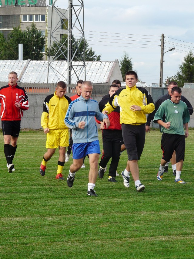 Piłkarze Mechanika Radomsko ostro trenowali w tym tygodniu na boisku przy ul. Brzeźnickiej