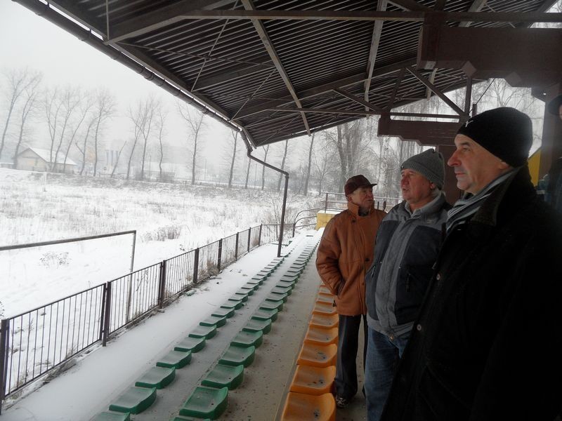 Płyta boiska na stadionie Górnika Jaworzno wygląda jak łąka....