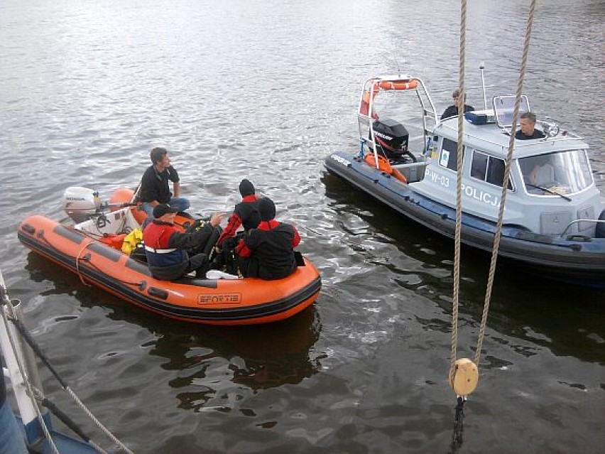 Problemy na Chopenie: Silnik wypadł z łodzi, szukają go...