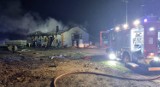 Pożar obory w miejscowości Skowroda Północna. Działania straży pożarnej trwały całą noc. 