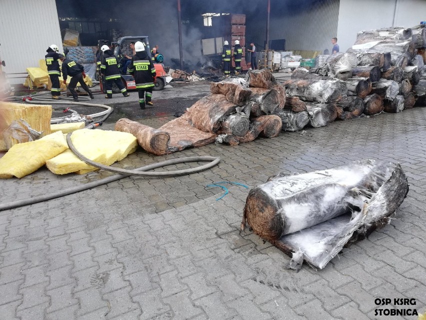 Pożar hurtowni materiałów budowlanych w Ręcznie