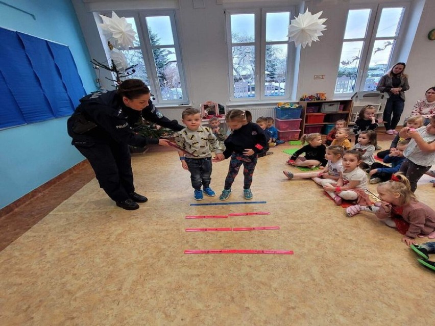 Dzielnicowa z Krokowej rozmawiała z dziećmi o bezpieczeństwie podczas ferii zimowych