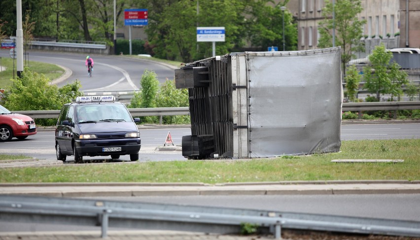 Skrzynia ładunkowa spadła z ciężarówki na Bandurskiego w Łodzi [ZDJĘCIA]