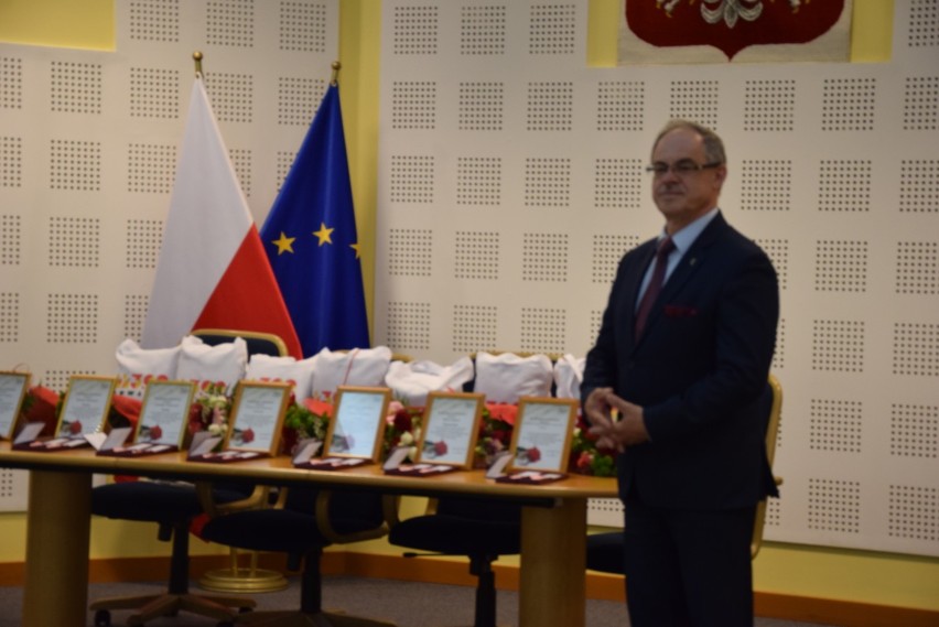 W Urzędzie Miejskim w Suwałkach świętowano złote gody siedmiu par. Były medale, gratulacje i kwiaty [Zdjęcia]