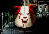 Ten klaun potrafi przerazić każdego! Pennywise straszy przechodniów z bramy willi na Jaśkowej Dolinie