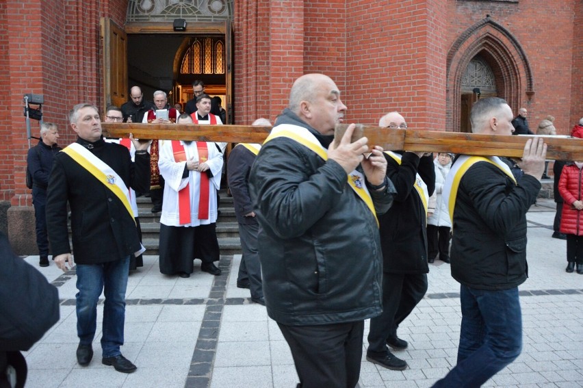 Lębork. Wierni przeszli w Drodze Krzyżowej z "Korony" do Sanktuarium św. Jakuba Ap.