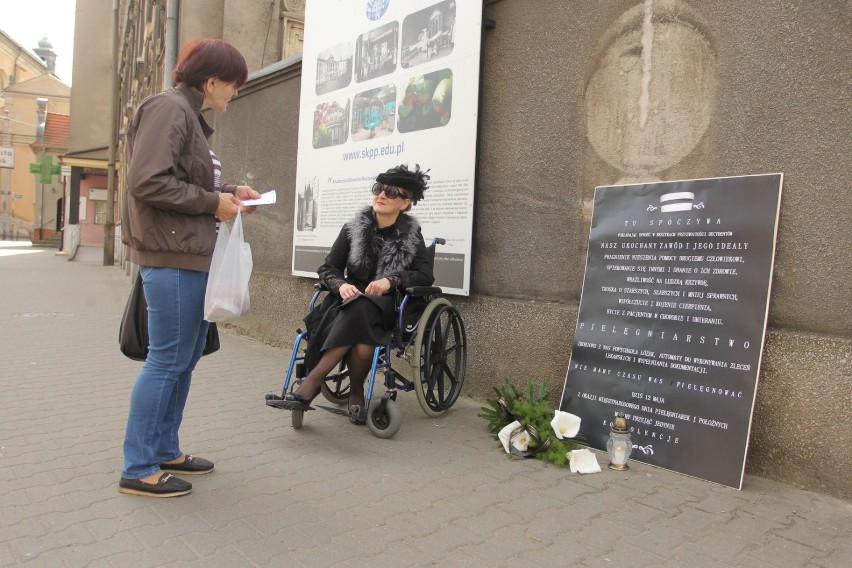 Strajk pielęgniarek i położnych w Poznaniu: Przyjmujemy kondolencje