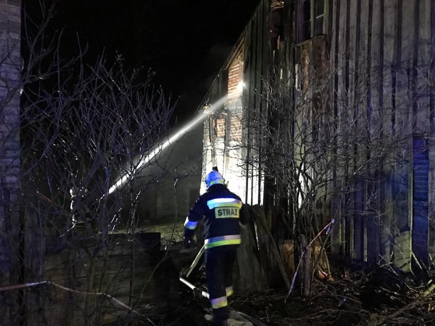 Pożar między Szamocinem a Białośliwiem. Palił się budynek przy moście nad Notecią (FOTO)