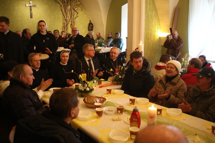 Jacek Jaśkowiak zjadł śniadanie wielkanocne z potrzebującymi