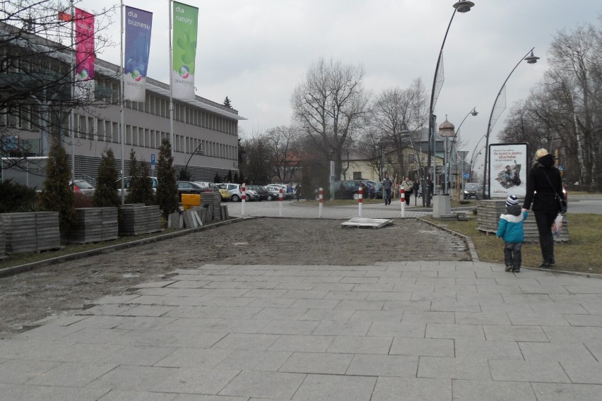Remont chodników w Jaworznie. Drogowcy naprawiają te przed Urzędem Miejskim