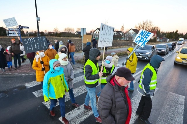 Protest przebiegał pokojowo. Mieszkańcy blokowali przez chwilę przejazd kolejowy, w asyście policji i straży ochrony kolei. Potem schodzili z jezdni, by przepuścić samochody i znów zamykali przejazd.