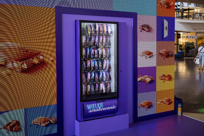 Tak wyglądają automaty Milka z darmową czekoladą. Maszyny...