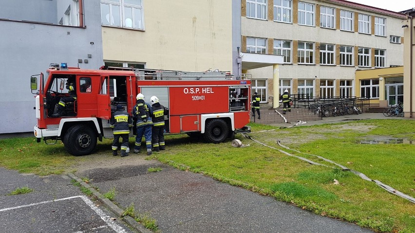 Pożar szkoły w Helu. Strażacy z OSP Hel i OSP Jastarnia...