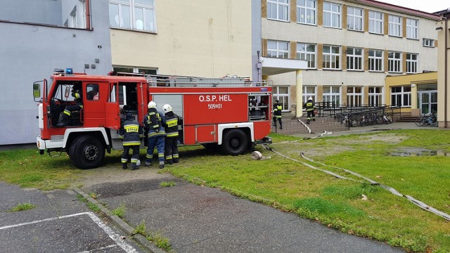 Pożar szkoły w Helu. Strażacy z OSP Hel i OSP Jastarnia musieli ewakuować dzieci