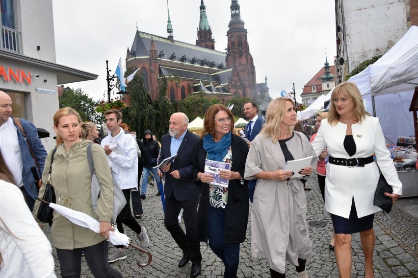 Wybory parlamentarne 2019. Na listach wyborczych kobiet jest mniej niż osiem lat temu. Najwięcej ma ich SLD, najmniej – PiS.