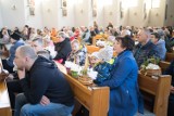 Święcenie pokarmów w Żarach. W Wielką Sobotę wierni ruszyli do kościołów z koszyczkami. Pierwszy raz od trzech lat