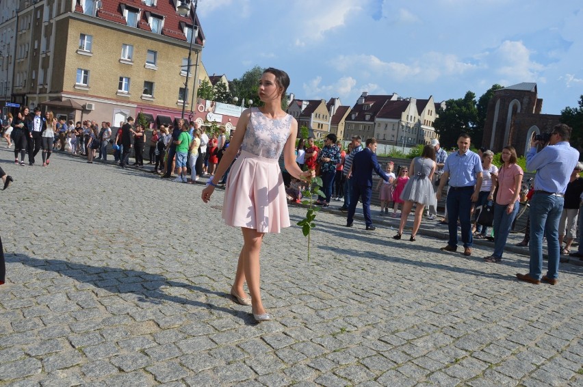 Polonez i belgijka na rynku w wykonaniu Gimnazjalistów z „Trójki" [FOTO]