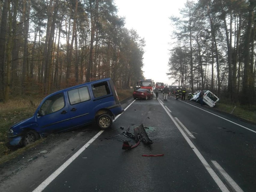 Wypadek na drodze krajowej nr 74 w Jaksonku w powiecie piotrkowskim. Rannych siedem osób [ZDJĘCIA]