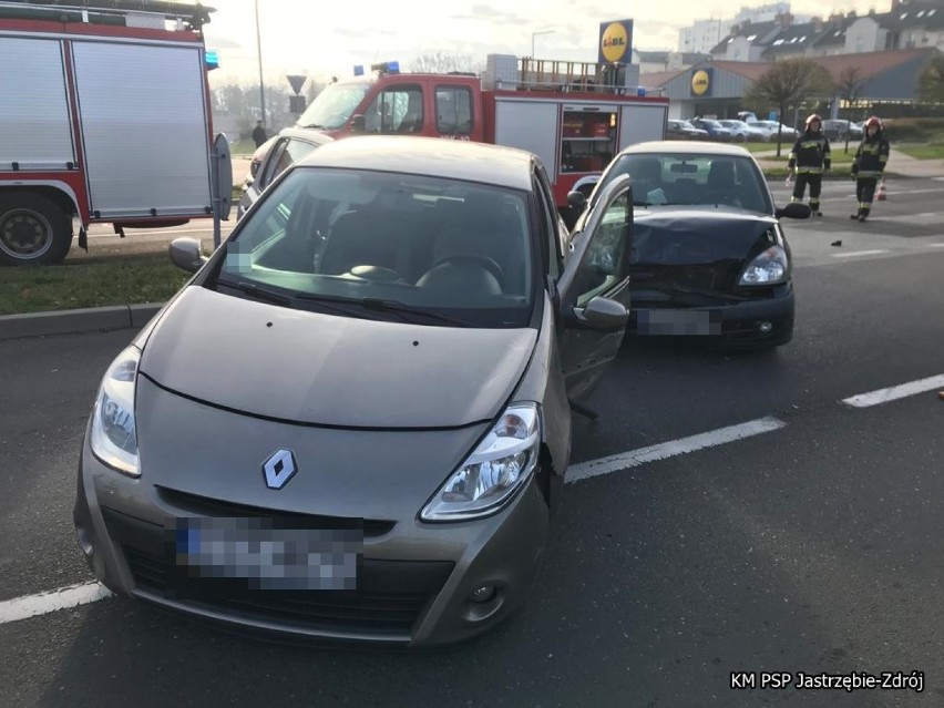 Wypadek w Jastrzębiu: zderzenie dwóch samochodów marki renault. Ranna 18-latka [ZOBACZ ZDJĘCIA]