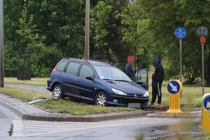 Wrocław: Na Sobieskiego samochód wjechał w latarnię [ZDJĘCIA]