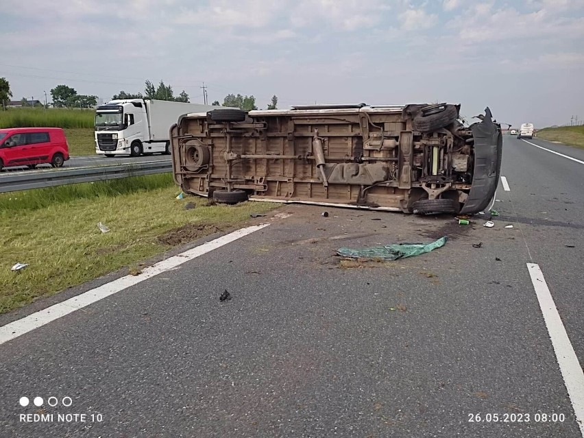 Bus przewrócił się na bok