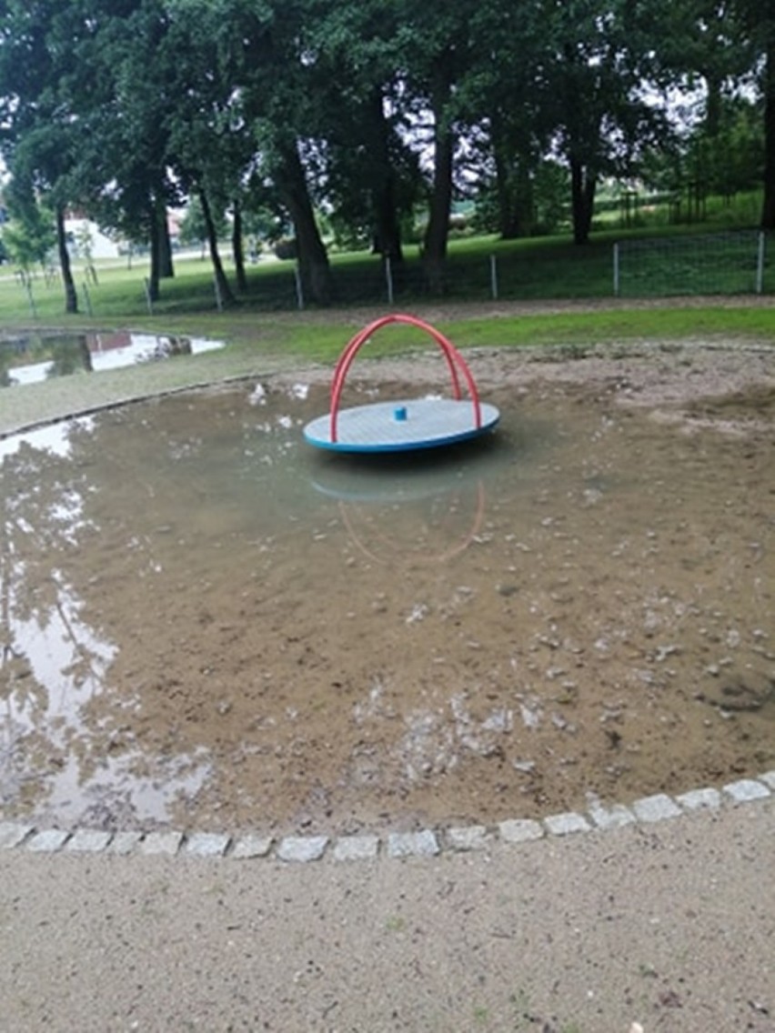 Parkowy plac zabaw w Sycowie pod wodą [ZDJĘCIA]