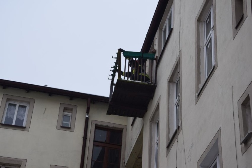 Lokatorzy: - Ten balkon mógł spaść nam na głowy! Administracja nie zareagowała błyskawicznie