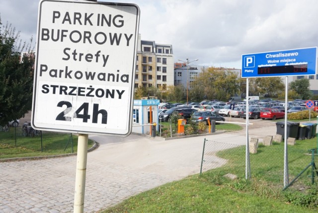 Parkingi buforowe sprzyjają odciążeniu ruchu samochodowego, ale też zapewniają miejsca parkowania dla kierowców z identyfikatorem mieszkańca dzielnicy