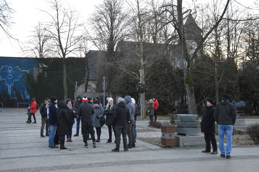 Protest pod hasłem "Stop segregacji sanitarnej" w Bełchatowie na placu Narutowicza