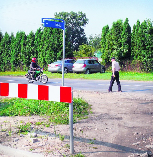 Drogowskaz wskazuje ulicę Modrą, ale wjazdu, niestety, nie ma