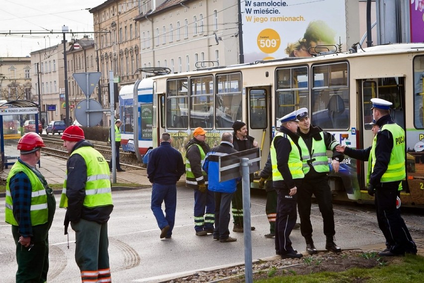 Bydgoszcz: Zderzenie tramwajów na rondzie Jagiellonów...