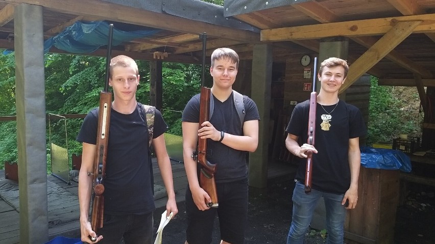 Uczniowie klas mundurowych z ZSP w Kamieńsku uczyli się strzelać