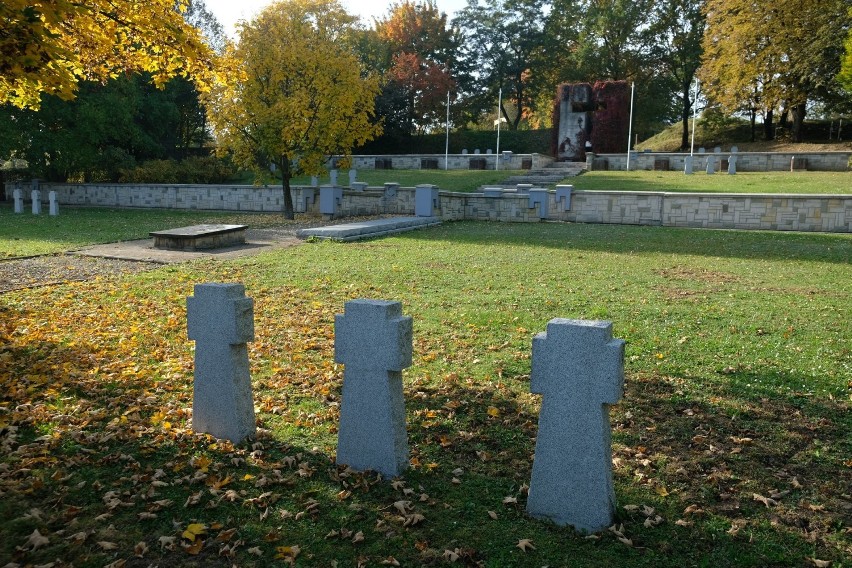 Świadectwem ostatniej wojny jest Niemiecki Cmentarz Wojenny...