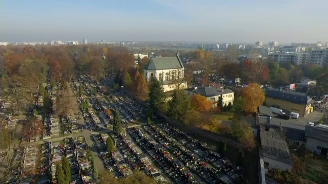 Powązki z drona. Na warszawskie cmentarze ciągną tłumy [WIDEO]