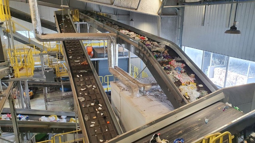 W Zakładzie Unieszkodliwiania Odpadów w Krośnie nowoczesne maszyny sortują śmieci. Udaje się odzyskać więcej surowca do recyklingu [ZDJĘCIA]