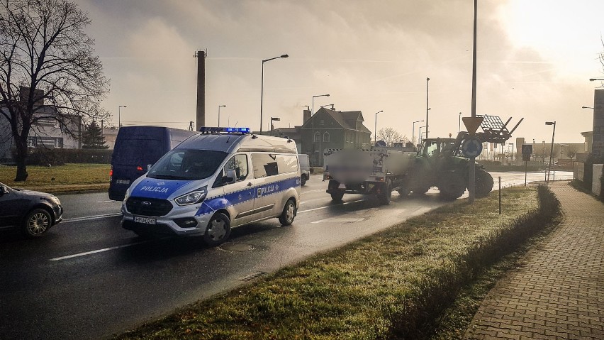 Leszno. Ciągnik uderzył w osobówkę przed rondem [ZDJĘCIA]