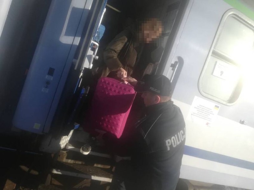 Puccy policjanci pomagają uchodźcom z Ukrainy