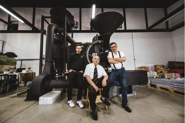 Rodzinny biznes tworzony z pasją. Od lewej: Daniel Ćwikła, założyciel palarni, następnie Marian Gawron, dziadek i mentor oraz Marek Ćwikła, roaster palarni.