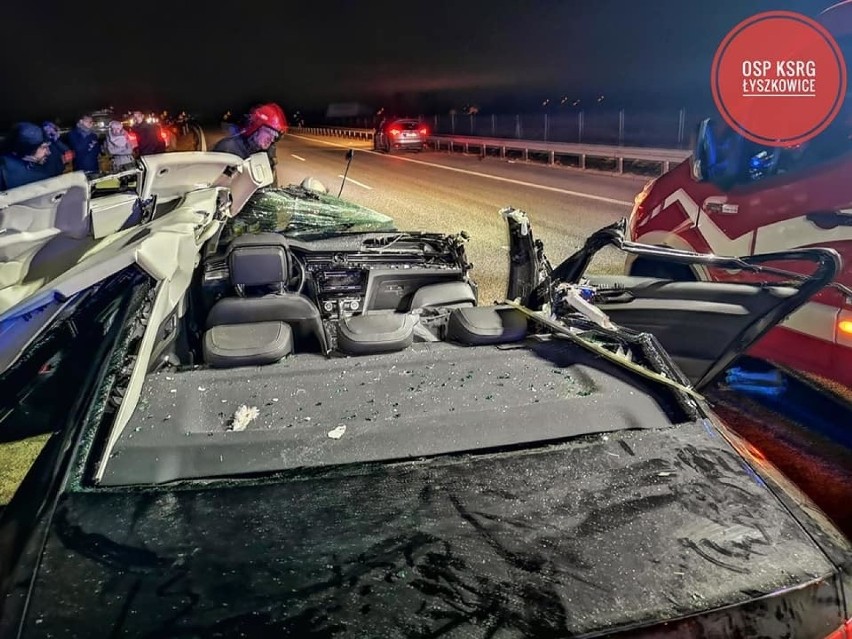 Wypadek na autostradzie A2 pod Łowiczem. Dwie osoby trafiły do szpitala [ZDJĘCIA]