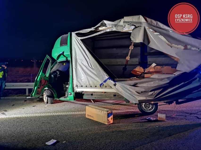 Wypadek na autostradzie A2 pod Łowiczem. Dwie osoby trafiły do szpitala [ZDJĘCIA]