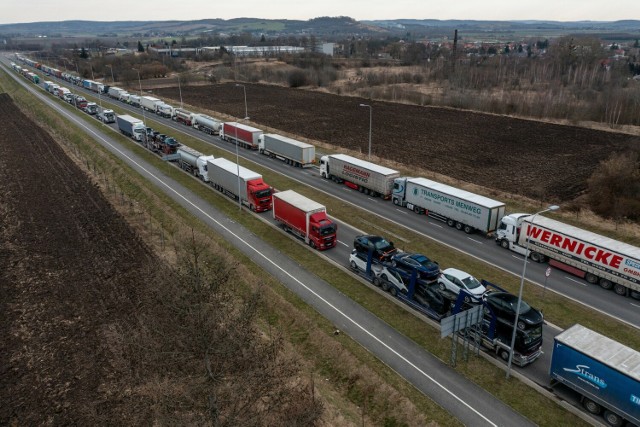 Kolejka ciężarówek stojąca na wschodniej drodze obwodowej Przemyśla, kilkanaście km od przejścia granicznego w Medyce.