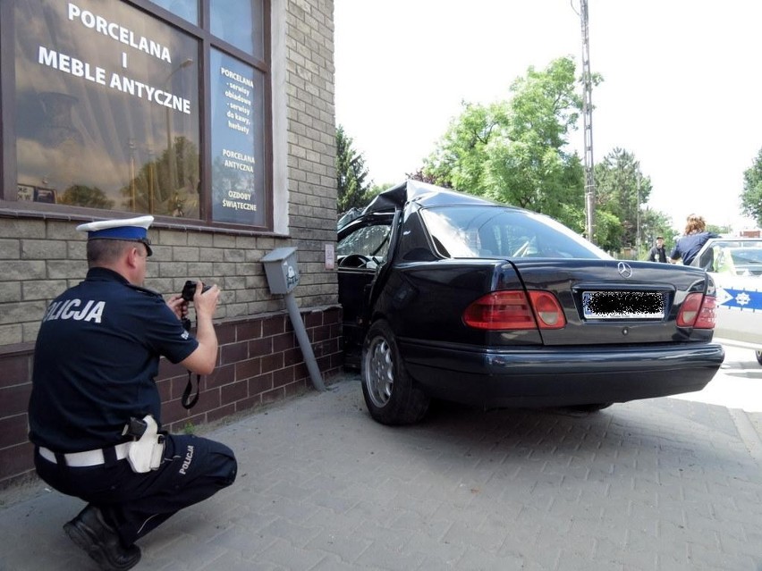 Wrocław: Na Strachowskiego auto wjechało w dom (ZDJĘCIA)