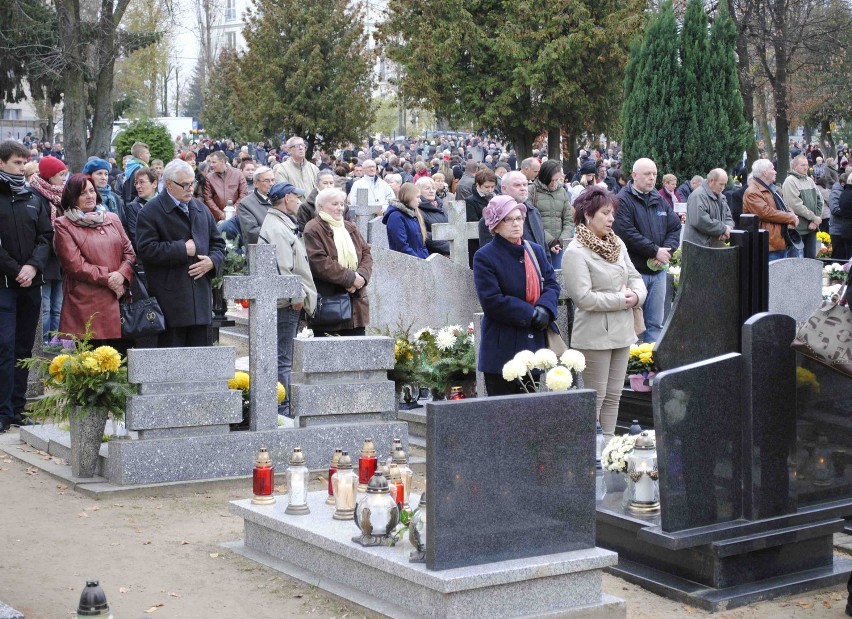 Święto Wszystkich Świętych w Tczewie - tczewianie uczestniczyli w nabożeństwach na cmentarzach