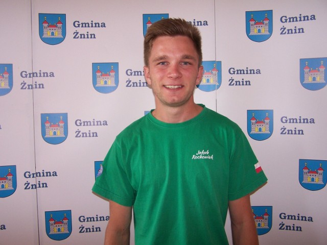 Jakub Rochowiak to 26-letni zawodnik urodzony i zamieszkały w Żninie (woj. kujawsko-pomorskie). Na co dzień reprezentuje barwy WKS-u Zegrze, od początku kariery pływa w klasie OSY-400.